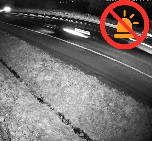 Nocny kadr pojazdu na granicy rozpoznawalności z powodu prędkości i rozmycia